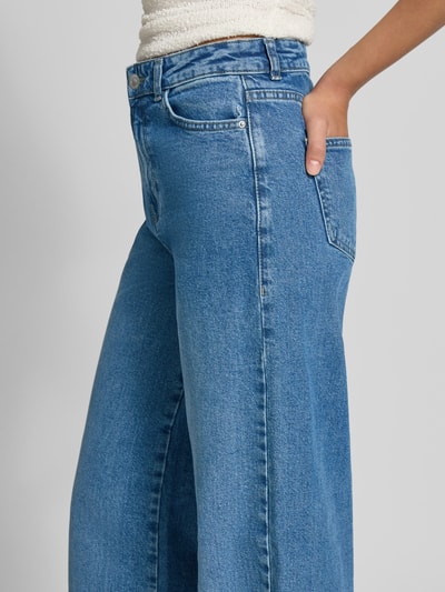 Frauenmodel trägt blaue Wide Fit Jeans aus Baumwoll-Mix Modell 'SELMA' von PIECES, lockere Passform, Damen Wide & Loose Fit Jeans, Nahaufnahme Oberkörper