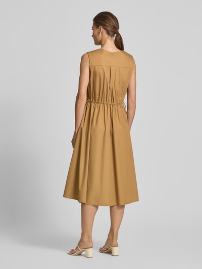 Frauenmodel trägt Knielanges Cocktailkleid mit Kordelzug und Kordelstoppern von Rinascimento in Beige aus Reine Baumwolle, Taillierter Schnitt, Knielänge, V-Ausschnitt, Kordelzug-Taille, Rückenlänge 112 cm, Brustweite 47 cm, Ärmellänge 9 cm, Ganzkörperansicht Rückansicht.
