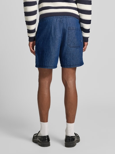 Männermodel trägt Shorts mit elastischem Bund von REVIEW aus Reine Baumwolle, Regular-Fit, dunkelblau, Tunnelzug, Ganzkörperansicht Rückansicht.