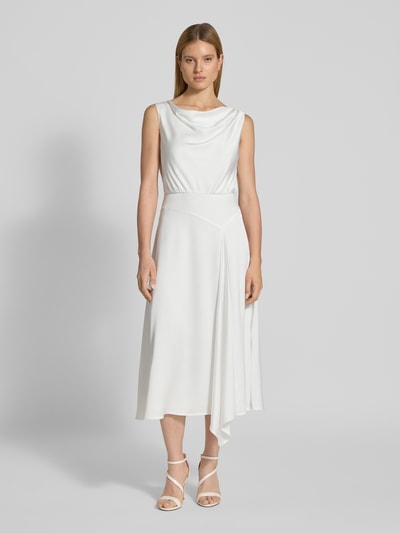 Vrouwenmodel draagt Brautkleid met cascadehals van SWING, getailleerd model, midi-jurk van vloeiende stof, ruglengte maat 36: 122 cm, borstwijdte maat 36: 34 cm, vooraanzicht volledige lichaamsopname.