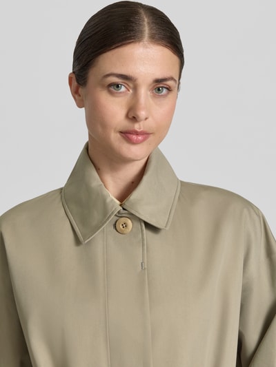 Frauenmodel trägt Regular Fit Mantel mit Umlegekragen Modell 'Hanna' von G-LAB aus Baumwoll-Mix, Nahaufnahme Oberkörper.
