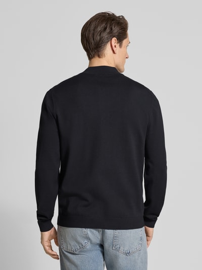Męski model nosi Regular Fit Strickjacke aus Viskose-Mix Model 'KN_BB BC LUX FZ' od BOSS Green, czarny, prążkowana dzianina, widok całej sylwetki z tyłu.