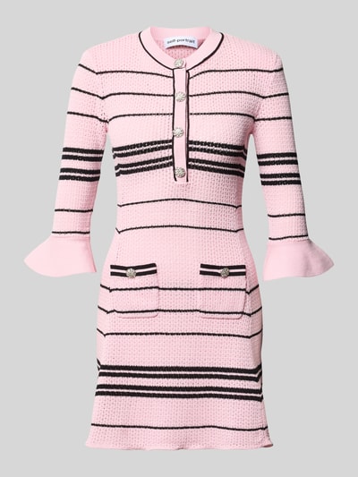 Produktfoto, Slim Fit Minikleid mit Leinen-Anteil von Self-Portrait in Rosa mit schwarzen Streifen, Strick-Optik, Aufgesetzte Taschen, Halbarm, Baumwoll-Mix mit Leinen-Anteil, Gesamtlänge 84 cm, Brustweite 39 cm, Ärmellänge 47 cm, Taillenweite 31 cm.