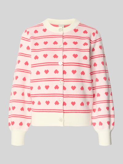 Produktfoto, Regular Fit Cardigan mit Allover-Motiv-Stitching Modell 'Brielle' von ICHI w odcieniach różu i bieli, motyw serca, krój regular fit, struktura dzianinowa, okrągły dekolt, elastyczne wykończenia, pełna lista guzików, długość tyłu w rozmiarze S: 57 cm, długość rękawa: 60 cm.