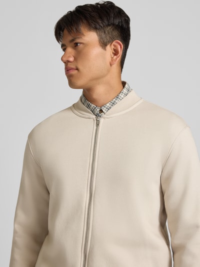 Männermodel trägt Regular Fit Sweatjacke aus Baumwoll-Mix Modell 'CERES' von ONLY in Beige, glatte Struktur, Herren Sweatjacke, Nahaufnahme Oberkörper.