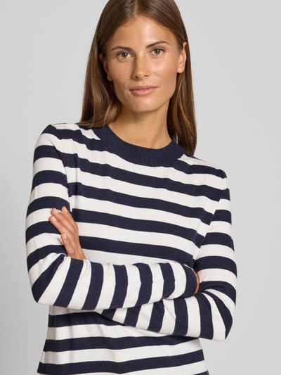 Frauenmodel trägt Strickpullover mit Rundhalsausschnitt von Christian Berg Woman, Viskose-Mix, gestreift, Nahaufnahme Oberkörper.