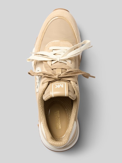 Produktfoto, sneakersy z mieszanki skóry z detalem z logo Model 'Nova' od MICHAEL Michael Kors w beżowych odcieniach, zaokrąglony czubek, profilowana podeszwa, wysokość obcasa w rozmiarze 40: 3 cm, wysokość cholewki w rozmiarze 40: 8 cm, szerokość cholewki w rozmiarze 40: 9 cm.