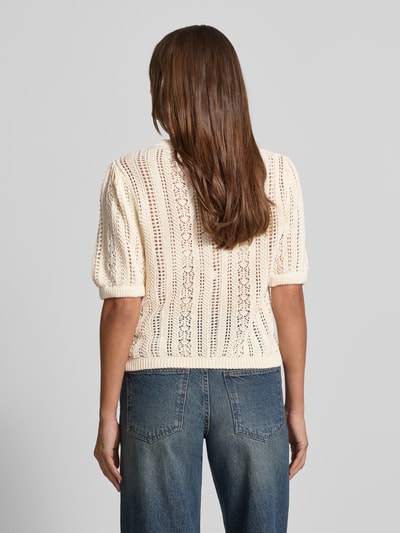 Frauenmodel trägt Strickshirt mit Rundhalsausschnitt und Wellensaum von Jake*s Casual, cremefarben, Baumwoll-Mix, Regular Fit, Rückansicht, Ganzkörperansicht.