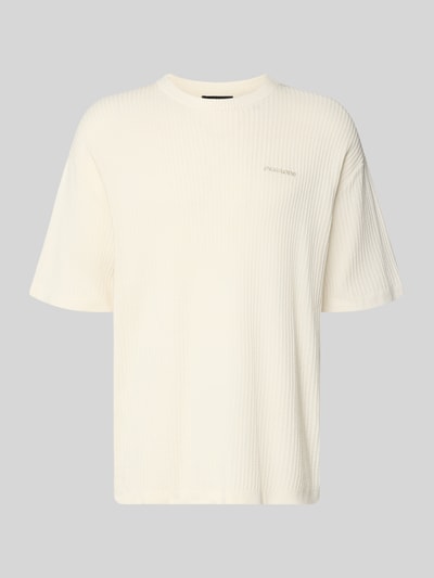 Produktfoto, Strickshirt mit Strukturmuster und Label-Stitching von Pegador, kolor ecru, bawełna, krój relaxed fit, okrągły dekolt, długość tyłu w rozmiarze M: 71 cm