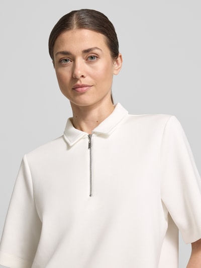 Frauenmodel trägt Regular Fit Poloshirt mit Reißverschluss von Christian Berg Woman aus Material-Mix mit Modal-Anteil, 1/2-Arm, Nahaufnahme Oberkörper.