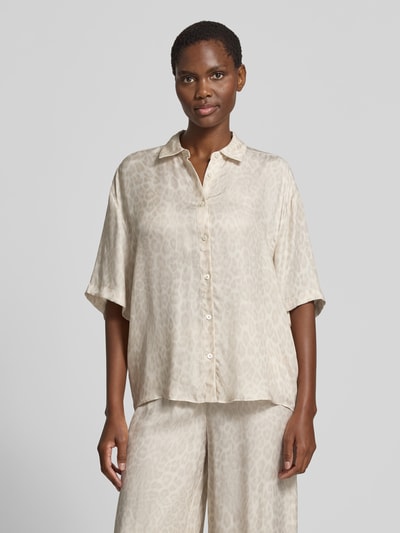 Frauenmodel trägt Relaxed Fit Hemdbluse mit Viskose-Anteil von Anine Bing im Cupro-Mix mit Allover-Animal-Print, Halbarm, beige Töne, Hemdblusenkragen, Ganzkörperansicht von vorne.