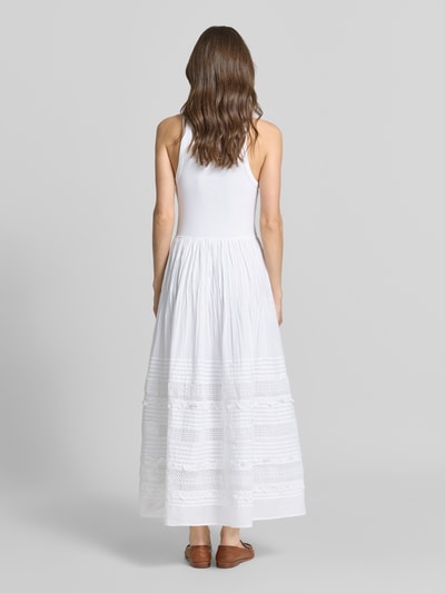 Modelka kobieca nosi Fit and Flare Sommerkleid aus Baumwoll-Mix od Polo Ralph Lauren, biały, maxi, okrągły dekolt, detal z ażurową wstawką, bawełniany materiał, widok całej sylwetki z tyłu