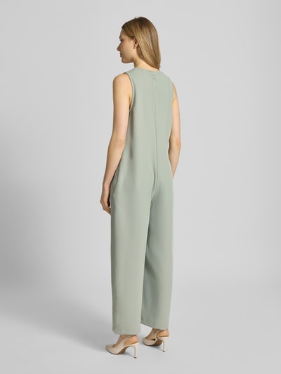 Frauenmodel trägt Jumpsuit mit V-Ausschnitt von Calvin Klein Womenswear, Optik: Unifarben, Passform: Relaxed-Fit, Ärmellos, seitliche Eingrifftaschen, Ganzkörperansicht Rückansicht.