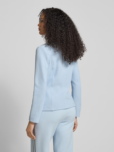 Kobiece model prezentuje Slim Fit Blazer mit Reverskragen von Marc Cain, mieszanka bawełny z dodatkiem streczu, nakładane kieszenie, krój slim fit, listwa guzikowa, długość tyłu w rozmiarze 36: 59 cm, szerokość w rozmiarze 36: 42 cm, długość rękawów w rozmiarze 36: 62 cm, jasnoniebieski, tekstura materiału subtelnie fakturowana, widok całej sylwetki z tyłu.