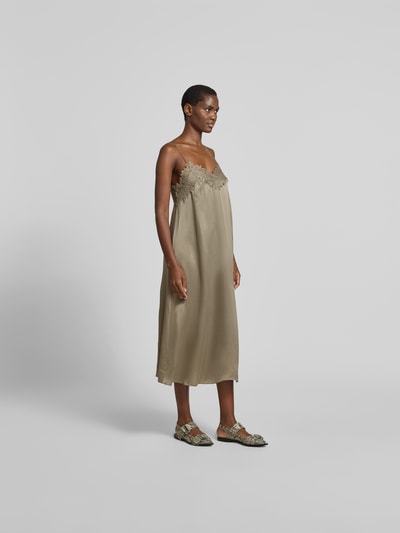 Frauenmodel trägt Relaxed Fit Midikleid mit Spitzenbesatz von Iro aus Satin, V-Ausschnitt, Spaghettiträger, Ganzkörperansicht von vorne.