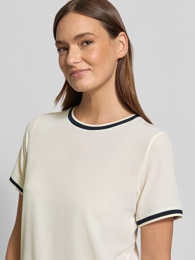 Vrouwenmodel draagt Regular Fit Blouse met korte mouwen met ronde hals van Christian Berg Woman Selection, effen crème, elastische mouwboorden, nahaufnahme bovenlichaam.