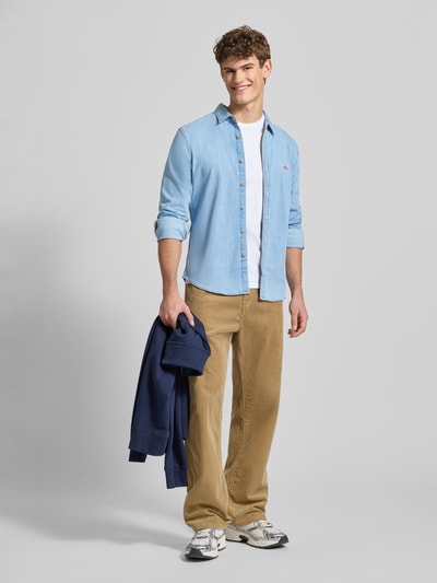 Männermodel trägt Freizeithemd in Denim-Optik von Levi's®, Baumwoll-Mix mit Stretch-Anteil, Regular-Fit, Kentkragen, Ganzkörperansicht von vorne.