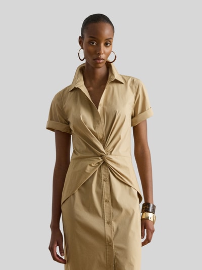 Frauenmodel trägt Tailliertes Freizeitkleid aus Baumwollmix von Lauren Ralph Lauren in Beige, glatte Textur, Nahaufnahme Oberkörper.