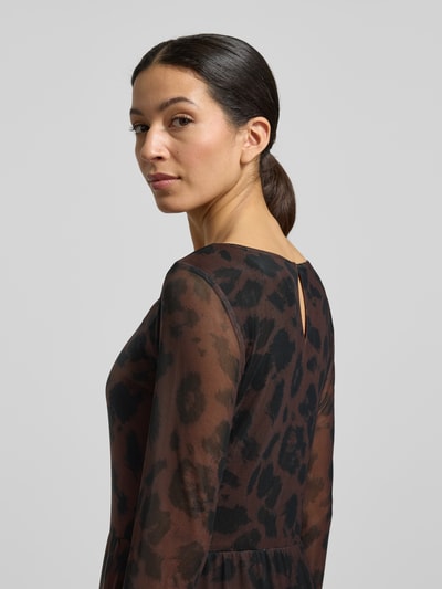 Kobiece modelka nosi Tailliertes Freizeitkleid mit Allover-Muster von Tom Tailor, efekt: wzór na całej powierzchni, szyfon, okrągły dekolt, długi rękaw, zapięcie na guzik i oczko, długość midi, widok na górną część ciała z przodu.