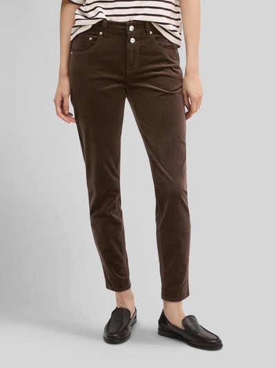 Frauenmodel trägt Boyfriend Fit Cordhose aus Baumwoll-Mix von Marc O'Polo in Dunkelbraun mit sichtbarer Struktur, Nahaufnahme Oberkörper. Damen Cordhose von Marc O'Polo.