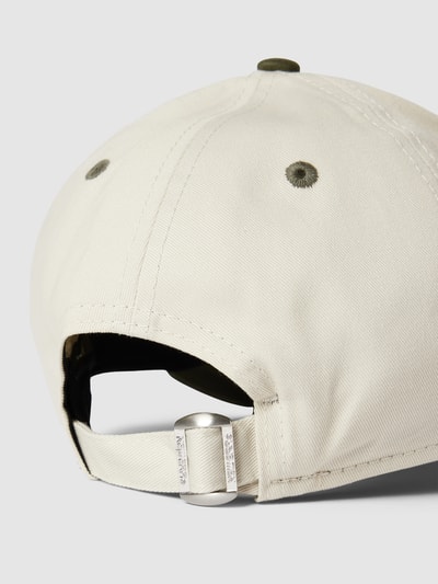 New Era Czapka z daszkiem i wyhaftowanym motywem model ‘WHITE CROWN 9FORTY®’ Beżowy 3