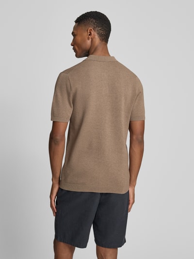 Männermodel trägt Slim Fit Poloshirt Modell 'Triton' von Drykorn aus bawełna, kołnierzyk polo, fakturowany wzór, krótki rękaw, długość tyłu 67 cm w rozmiarze M, widok całej sylwetki z tyłu.