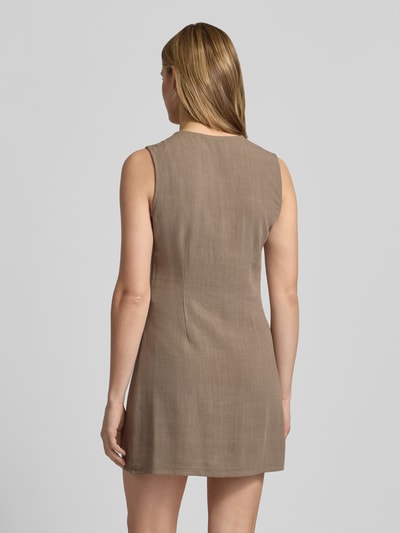 Frauenmodel trägt tailliertes, unifarbenes Viskose-Leinen-Mix Freizeitkleid Modell 'SIESTA' von Only in Flammgarn-Optik, Mini-Länge, ärmellos, Knopfleiste, Ganzkörperansicht Rückansicht.