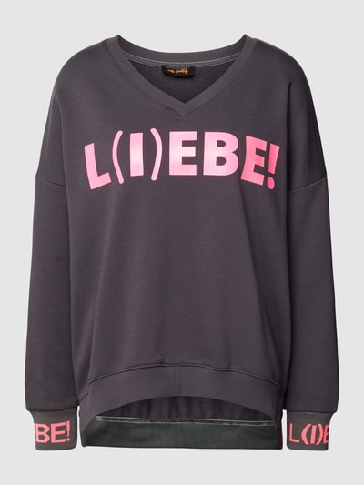 miss goodlife Sweatshirt mit V-Ausschnitt Modell 'L(I)EBE!' Dunkelgrau 2