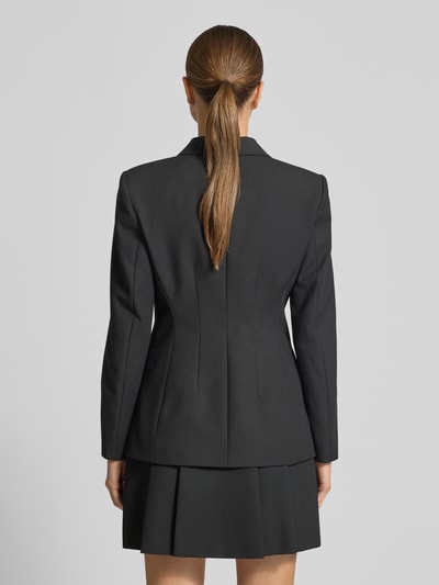 Frauenmodel trägt Regular Fit Kurzblazer mit Viskose-Anteil Modell 'ABIRE' von HUGO, Optik: Unifarben, feine Webstruktur, Ganzkörperansicht Rückansicht.