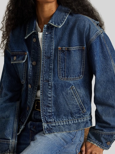Frauenmodel trägt Relaxed Fit Jeansjacke aus reiner Baumwolle von Polo Ralph Lauren im klassischen Denim-Look, Nahaufnahme Oberkörper.