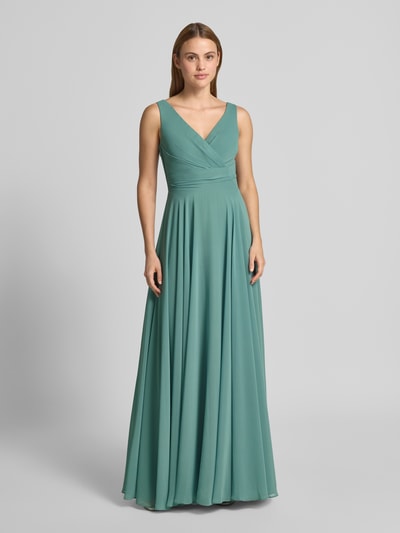 Modelka nosi Maxikleid aus Chiffon in Wickel-Optik od TROYDEN COLLECTION, zielony, szyfon, linia A, dekolt V, długość tyłu 132 cm, szerokość w rozmiarze 36: 35 cm, widok całej sylwetki z przodu