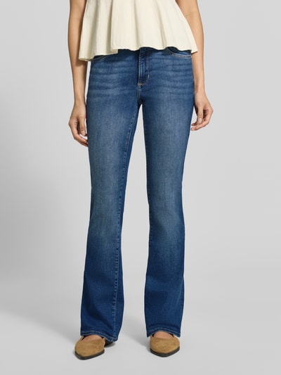 Vrouwenmodel draagt blauwe Slim Fit Bootcut-jeans uit katoenmix Model 'BEVERLY' van s.Oliver RED LABEL, dames bootcut-jeans, close-up onderlichaam, voorkant.