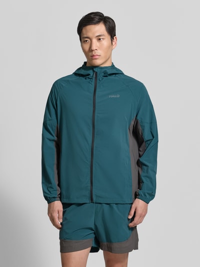 Männermodel trägt Regular Fit Jacke mit Logo-Print Modell 'Division' von HALO, Elastischer-Material-Mix, Ganzkörperansicht von vorne.