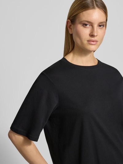 Frauenmodel trägt Boxy Fit T-Shirt aus Bio-Baumwolle Modell 'Derby' von Soyaconcept, Damen T-Shirt, schwarze Farbe, Rundhalsausschnitt, Rückenlänge bei Größe S 57 cm, Nahaufnahme Oberkörper.