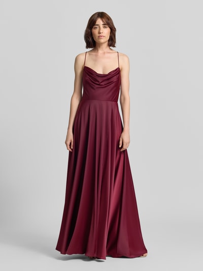 Frauenmodel trägt Abendkleid aus Satin mit Wasserfall-Ausschnitt von Vera Mont in A-Linie, Maxikleid, glänzend burgunderrot, Ganzkörperansicht von vorne.
