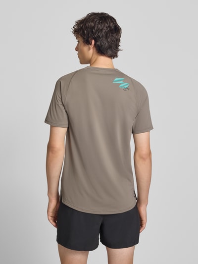 PUMA Performance t-shirt sportowy o kroju regular fit z nadrukiem z logo model 'PWRMODE' Szarobrązowy 5