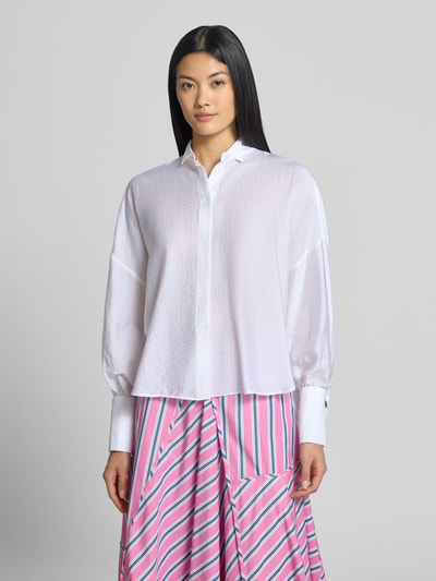 Frauenmodel trägt Regular Fit Langarmbluse aus Lyocell-Mix Modell 'ADESSO' von MAX&Co. in Weiß, dezente Textur, Ganzkörperansicht von vorne. Damen Langarmbluse von MAX&Co.