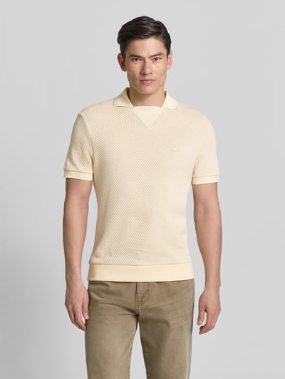 Männermodel trägt Regular Fit Poloshirt aus reiner Baumwolle von Lacoste, Optik: Unifarben, Struktur, Johnny-Kragen, Ganzkörperansicht von vorne.