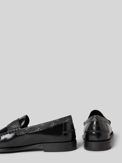 Produktfoto, Loafers mit Logo-Print Modell 'Rossio' von GUESS, czarny kolor, gładka podeszwa, zaokrąglony krój, wysokość obcasa 3 cm, wysokość cholewki 8 cm, szerokość w rozmiarze 44: 4 cm, nadruk z logo