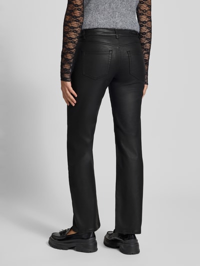 Frauenmodel trägt Mid Waist Lederhose mit matter Optik von ONLY, unifarben, 5-Pocket-Design, Ganzkörperansicht Rückansicht.