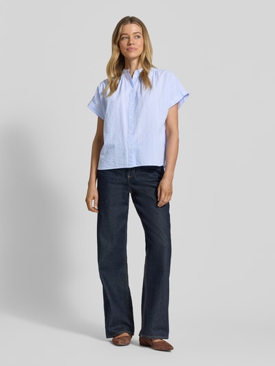 Modelka nosi Regular Fit Bluse mit Stehkragen od Milano Italy, jasnoniebieska bawełna, krój regular fit, kappärmel, widok całej sylwetki z przodu