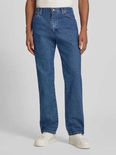 Mężczyznamodel nosi Cowboy Cut Jeans im 5-Pocket-Design od Wrangler, czysta bawełna, prosty krój, granatowy denim, szerokość w rozmiarze 32/32: 44 cm, długość nogawki wewnętrznej: 81 cm, zdjęcie całej sylwetki z przodu.