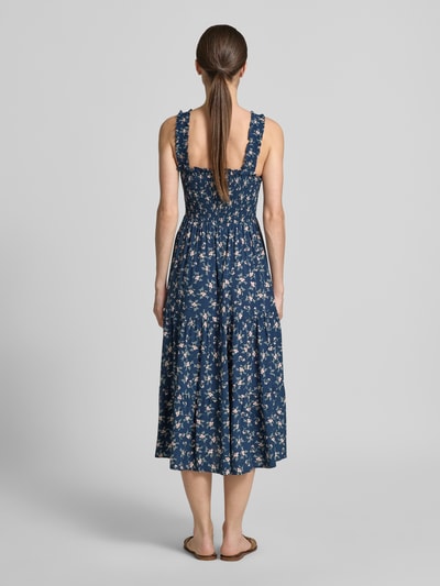 Frauenmodel trägt Midikleid mit Rüschen und Karree-Ausschnitt von Apricot, Reine Viskose, Taillierter Schnitt, Volantsaum, Ganzkörperansicht Rückansicht.