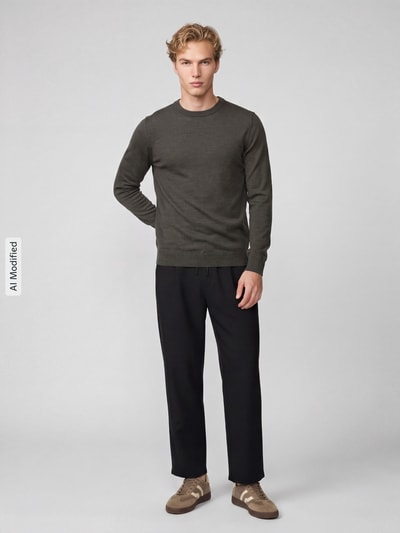 Mężczyzna model prezentuje sweter wełniany Regular Fit Pullover aus reiner Wolle model 'TRAY' od Selected w kolorze khaki, proste formy, gładka tekstura, Herren Pullover von Selected, widok całej sylwetki z przodu, KI-modifiziertes Bild.