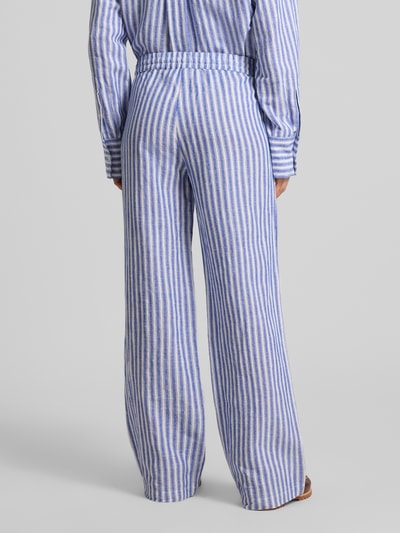 Frauenmodel trägt Hose im Allover-Look mit elastischem Bund von Christian Berg Woman in Blau-Weiß, Regular Fit, Ganzkörperansicht Rückansicht.