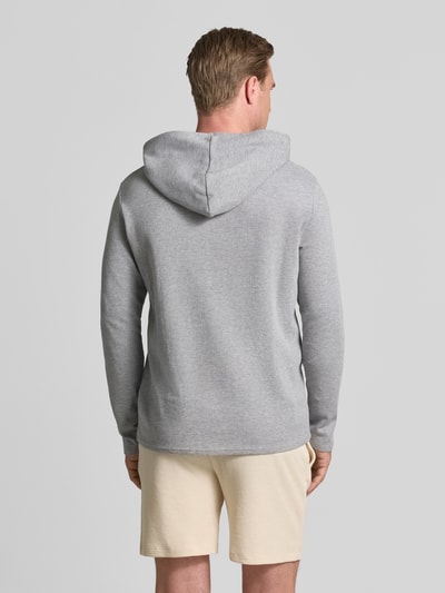 Mężczyzna nosi Regular Fit Hoodie aus Baumwoll-Mix von BOSS, jasnoszara mieszanka bawełny, jednolita faktura, Ganzkörperansicht Rückansicht.