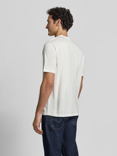 Männermodel trägt T-Shirt aus Lyocell-Mix mit Label-Stitching von Emporio Armani, weiß, glatte Textur, taillierte Passform, Ganzkörperansicht Rückansicht. Rückenlänge bei Größe M: 69 cm.