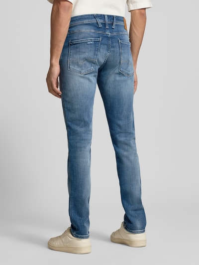 Männermodel trägt Skinny Fit Jeans im Used Look von Replay, blauer Baumwoll-Mix, 5-Pocket-Design, Ganzkörperansicht Rückansicht.