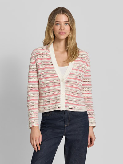 Frauenmodel trägt Relaxed Fit Strickjacke aus reiner Baumwolle von Tom Tailor, Mehrfarbig, Strick, V-Ausschnitt, Knopfleiste, Ganzkörperansicht von vorne.