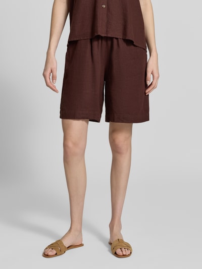 Frauenmodel trägt Leinenshorts mit elastischem Bund Modell 'Lava' von FREE/QUENT, Leinen-Mix mit Viskose-Anteil, Loose-Fit, Kordelzug, französische Eingrifftaschen, Bundweite bei Größe S 39 cm, Innenbeinlänge 50 cm, dunkelbraune Farbe, glatte Oberfläche, Ganzkörperansicht von vorne.